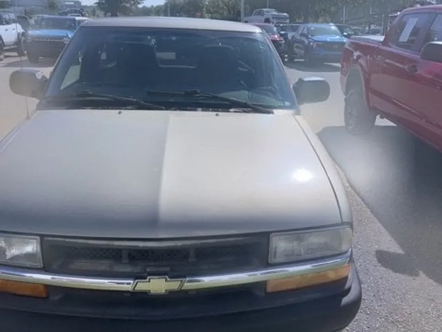2001 Chevrolet Silverado photo 1