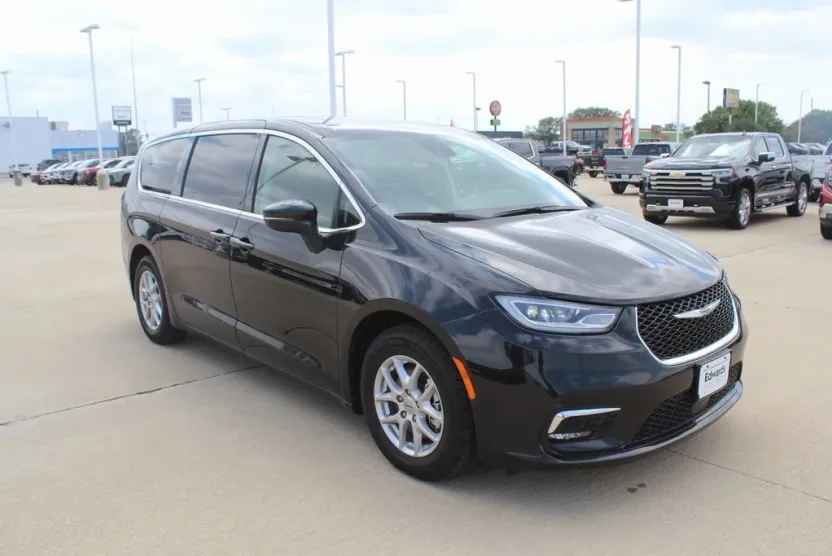 2023 Chrysler Pacifica Touring L photo 1