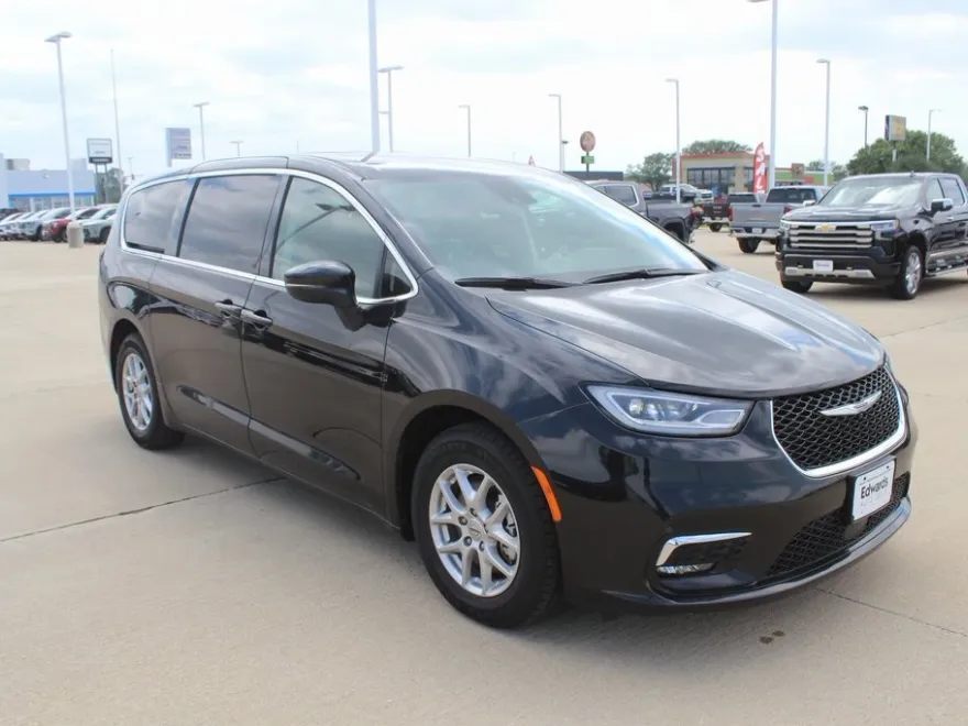 2023 Chrysler Pacifica Touring L photo 1