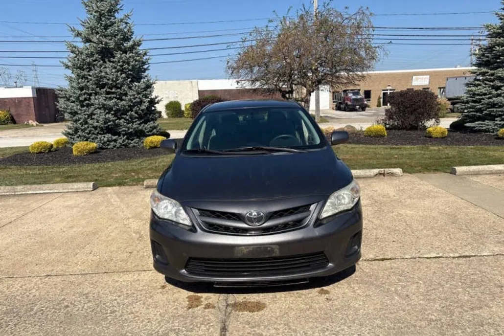 2012 Toyota Corolla LE photo 1