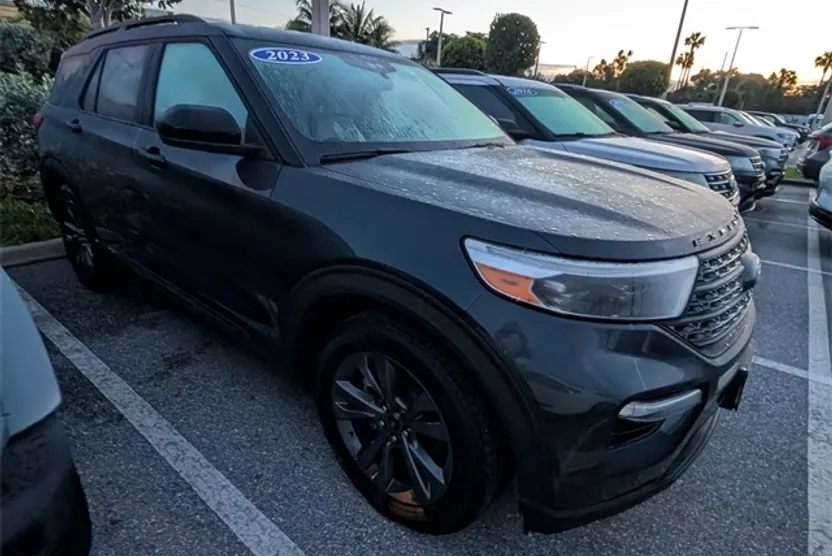 2023 Ford Explorer XLT photo 1