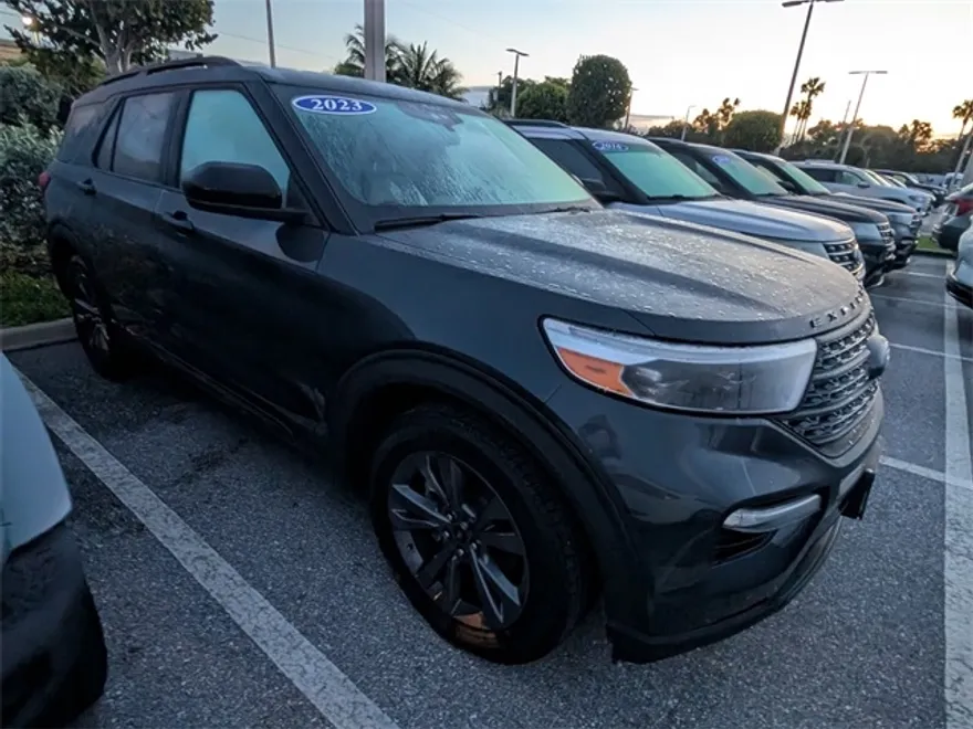 2023 Ford Explorer XLT photo 1