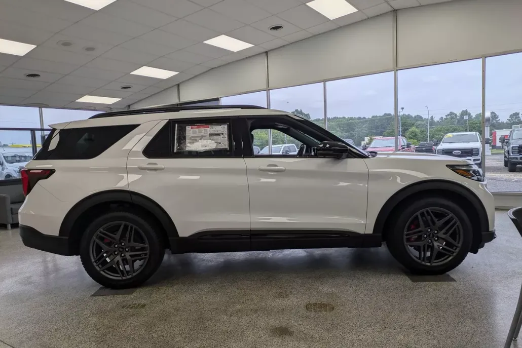 2025 Ford Explorer ST photo 1