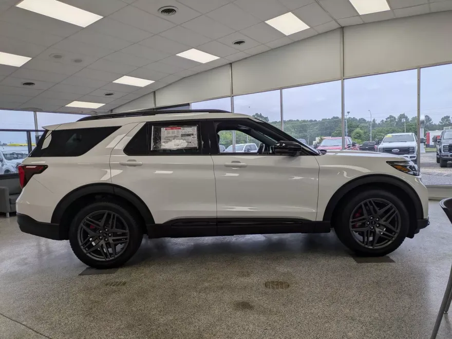 2025 Ford Explorer ST photo 1