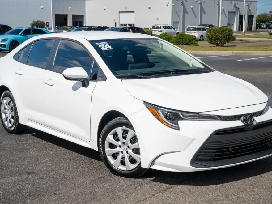2024 Toyota Corolla LE photo 1