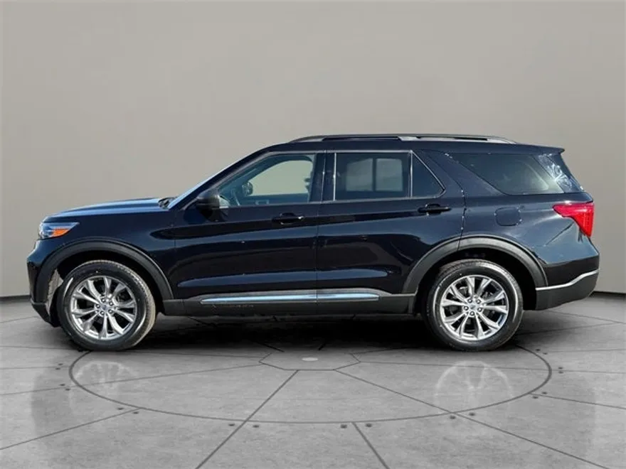 2022 Ford Explorer XLT photo 1