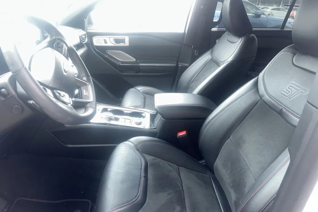 2023 Ford Explorer ST photo 1