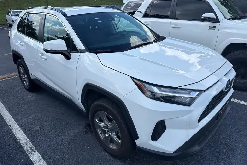 2024 Toyota RAV4 Hybrid XLE photo 1