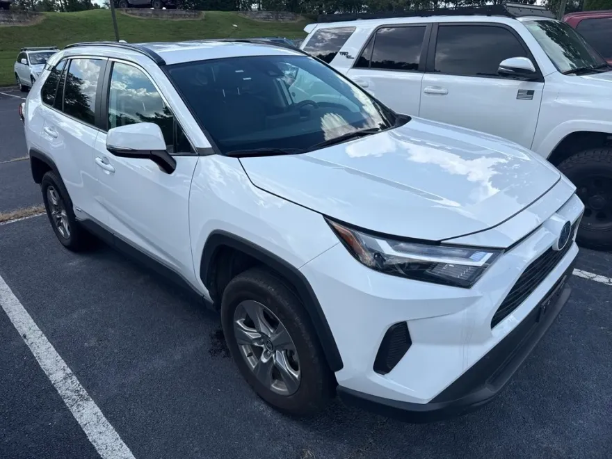 2024 Toyota RAV4 Hybrid XLE photo 1