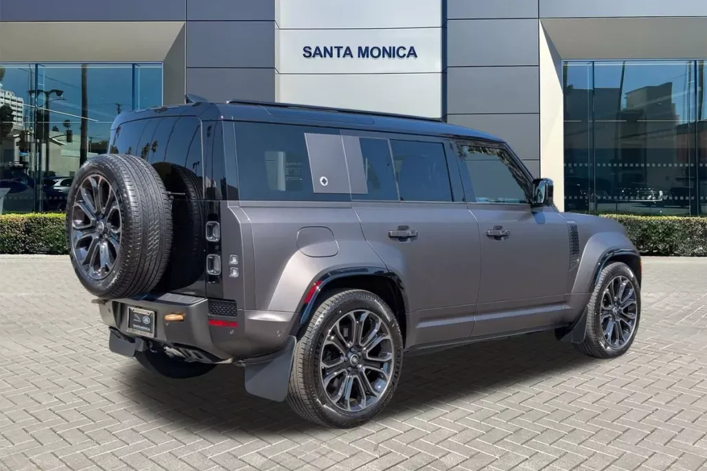 2025 Land Rover Defender 110 photo 1