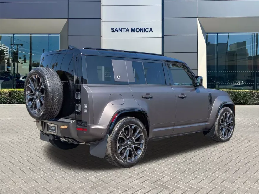 2025 Land Rover Defender 110 photo 1
