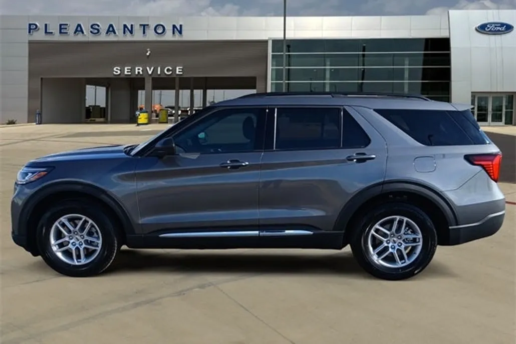 2025 Ford Explorer photo 1