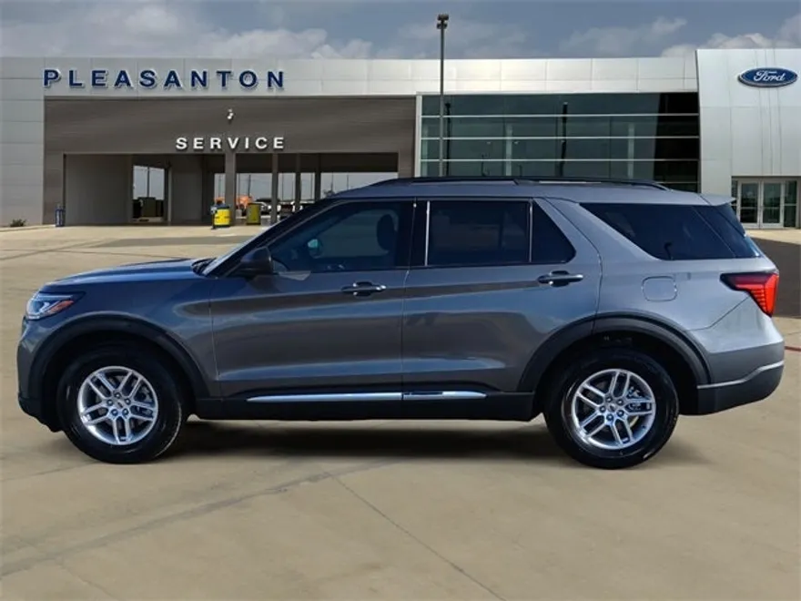 2025 Ford Explorer photo 1