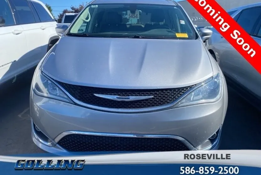 2017 Chrysler Pacifica Touring L photo 1