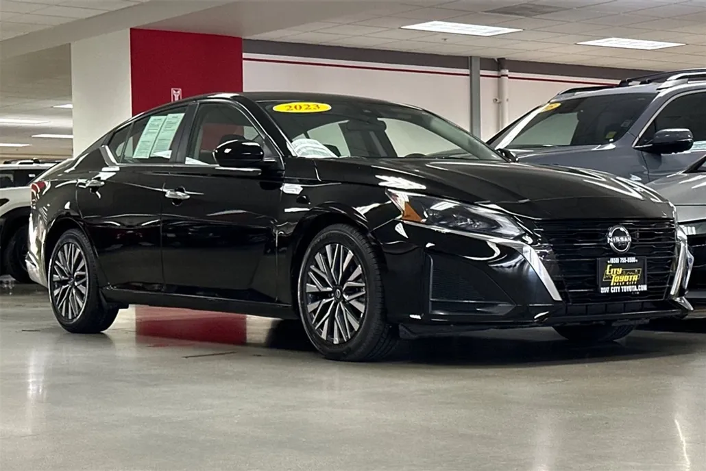 2023 Nissan Altima 2.5 SV photo 1