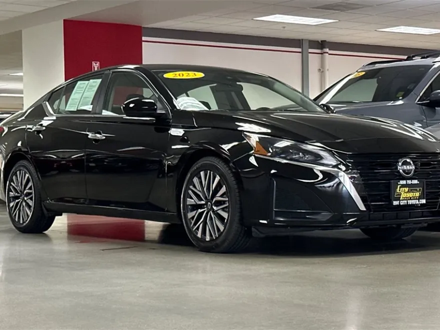 2023 Nissan Altima 2.5 SV photo 1