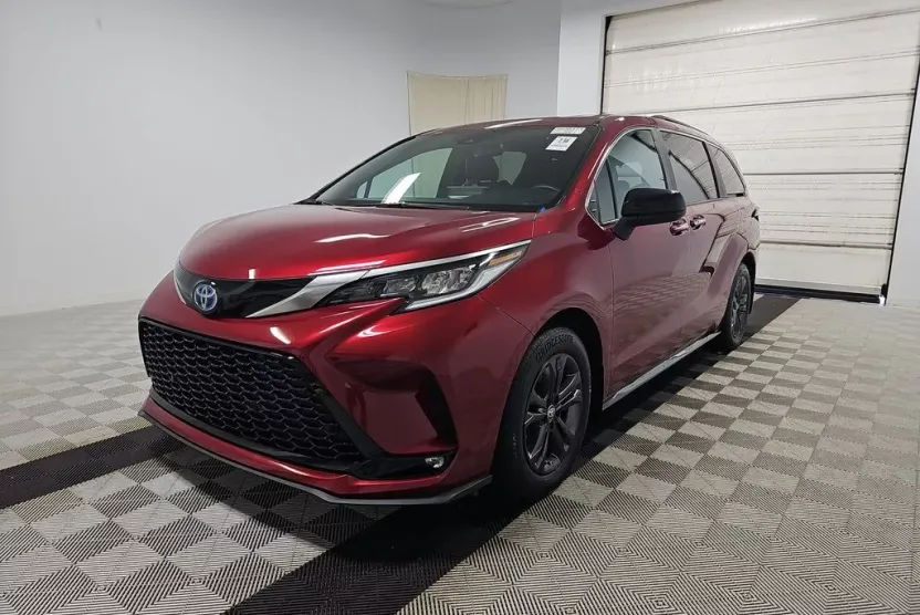 2024 Toyota Sienna XSE photo 1
