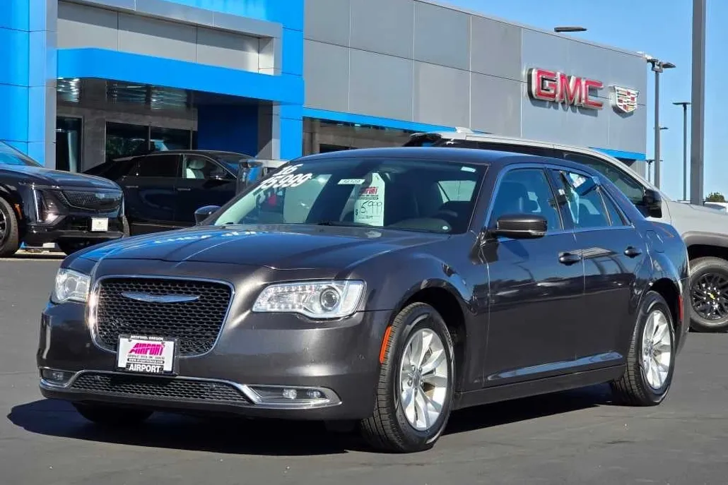 2016 Chrysler 300 Limited photo 1