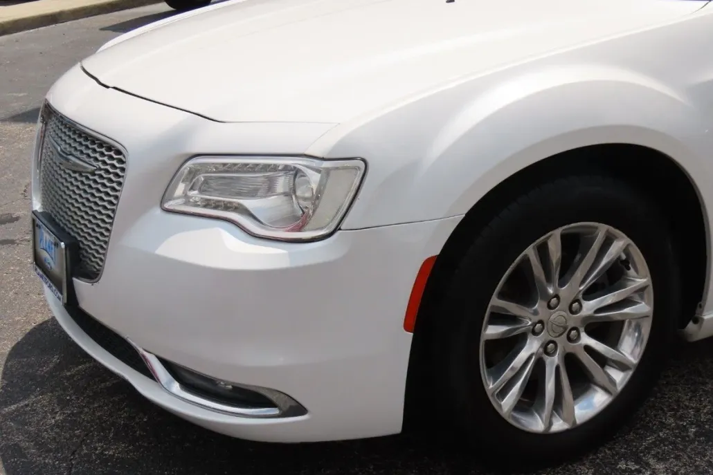 2016 Chrysler 300 photo 1