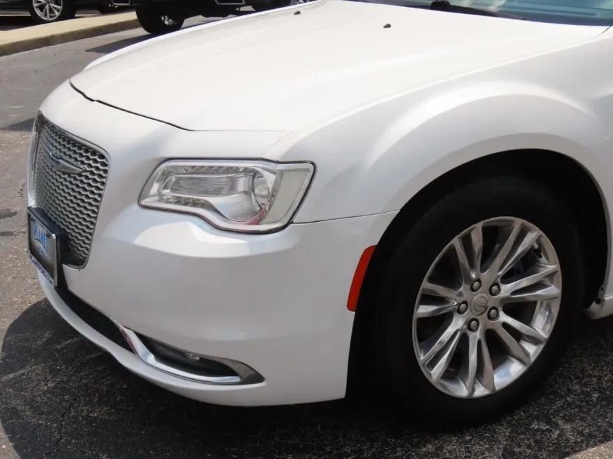 2016 Chrysler 300 photo 1