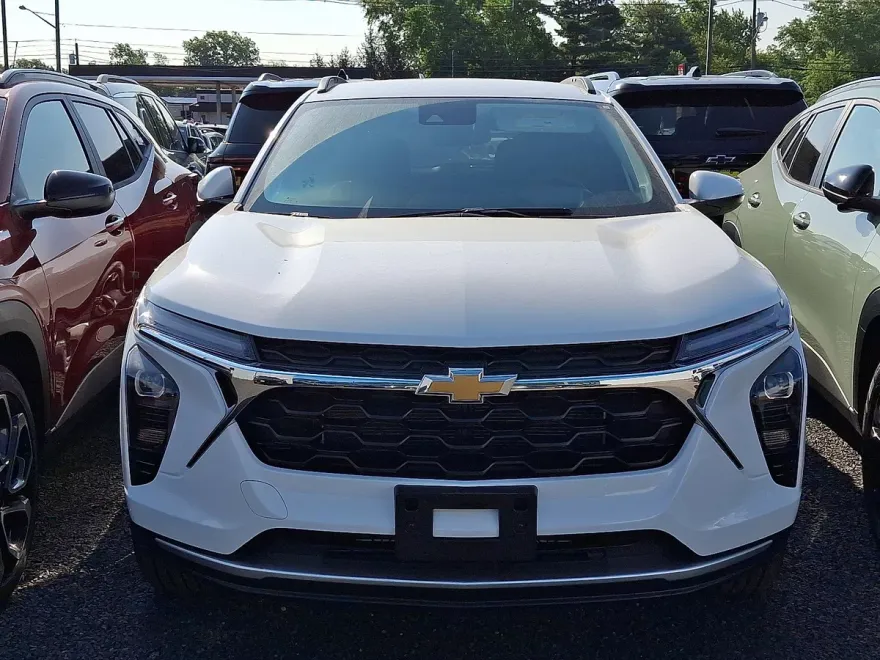 2025 Chevrolet Trax LT photo 1
