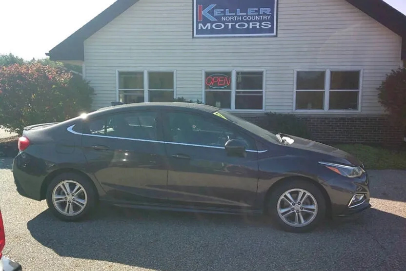 2017 Chevrolet Cruze LT photo 1