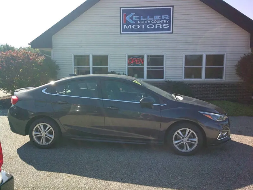 2017 Chevrolet Cruze LT photo 1