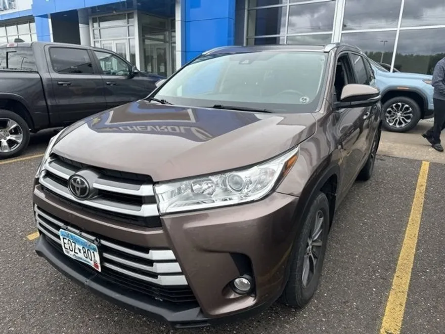 2017 Toyota Highlander SE photo 1