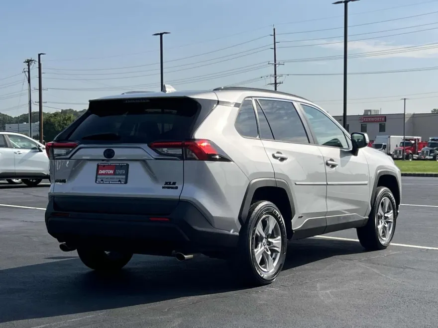 2022 Toyota RAV4 Hybrid XLE photo 1