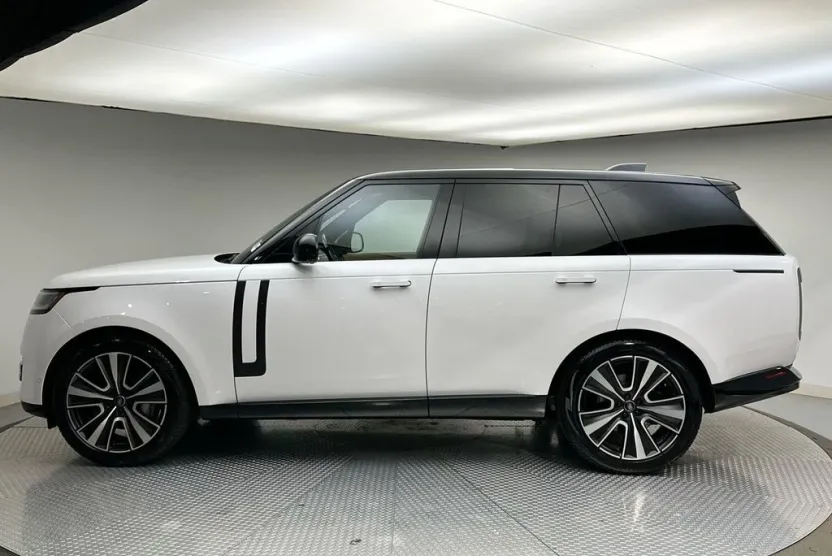 2024 Land Rover Range Rover SE photo 1