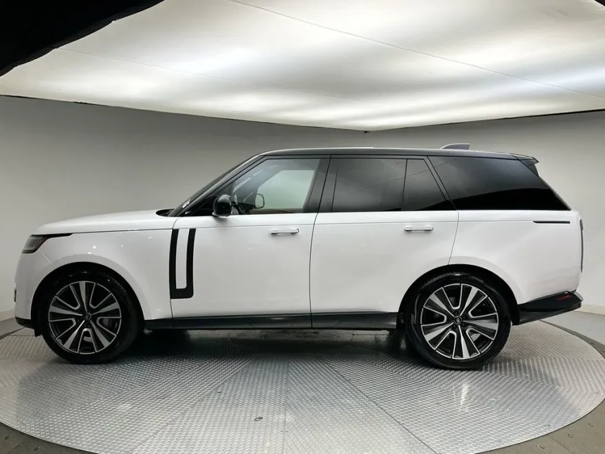2024 Land Rover Range Rover SE photo 1