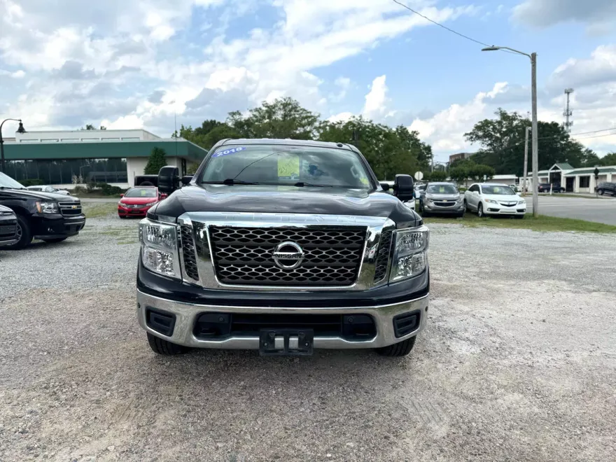 2018 Nissan Titan SV photo 1
