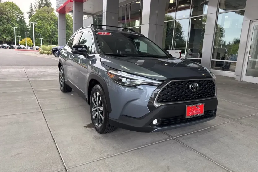 2025 Toyota Corolla Cross XLE photo 1
