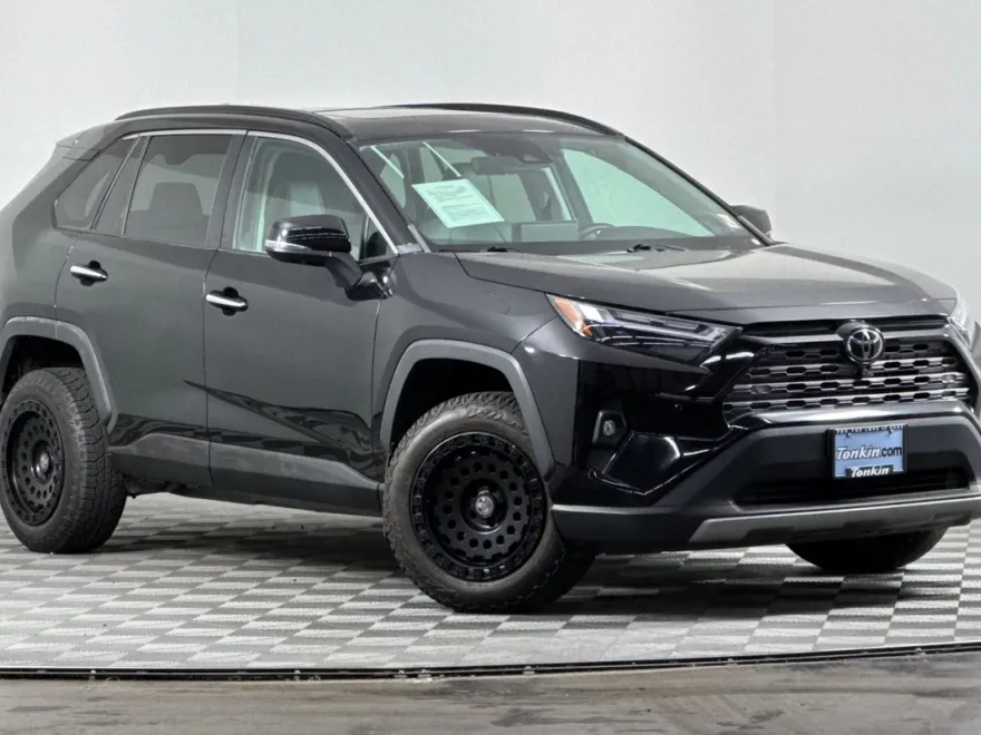 2022 Toyota RAV4 Limited photo 1