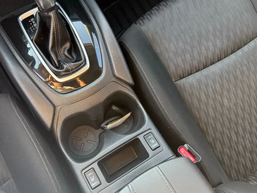 2017 Nissan Rogue SV photo 1