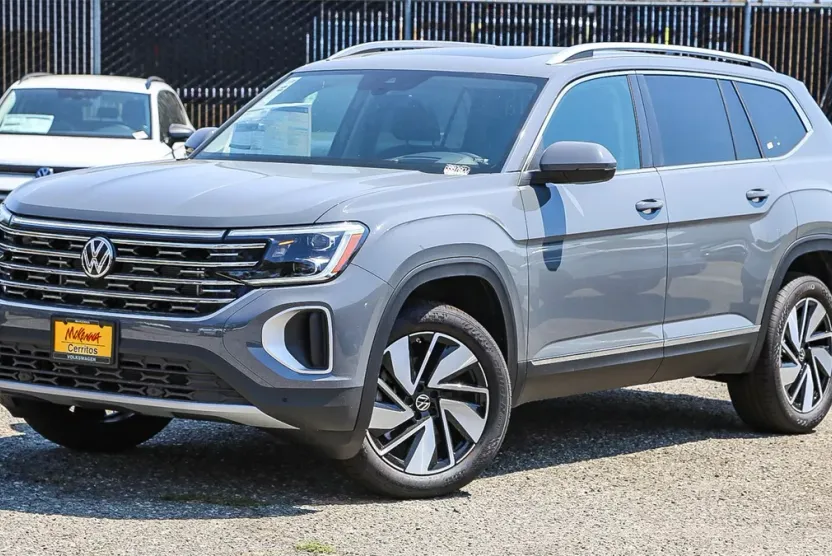 2025 Volkswagen Atlas SEL photo 1