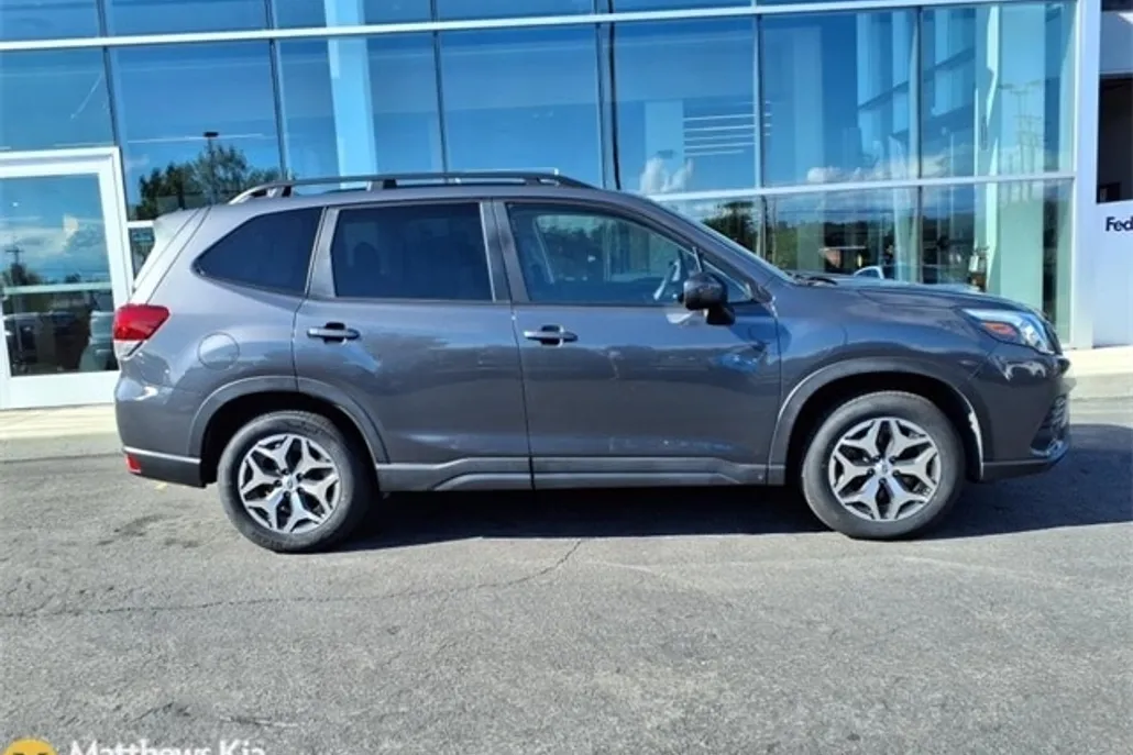 2022 Subaru Forester Premium photo 1