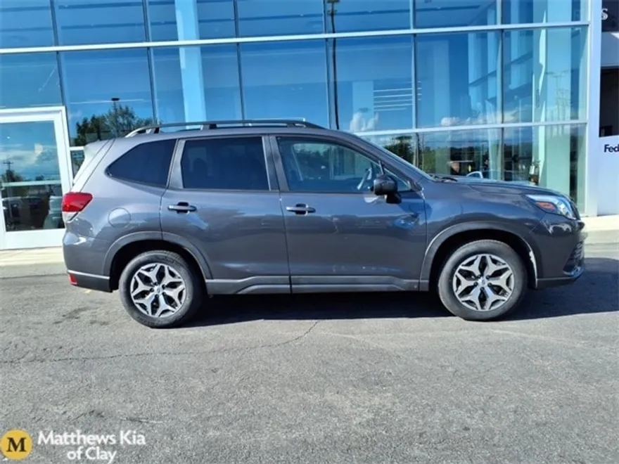 2022 Subaru Forester Premium photo 1