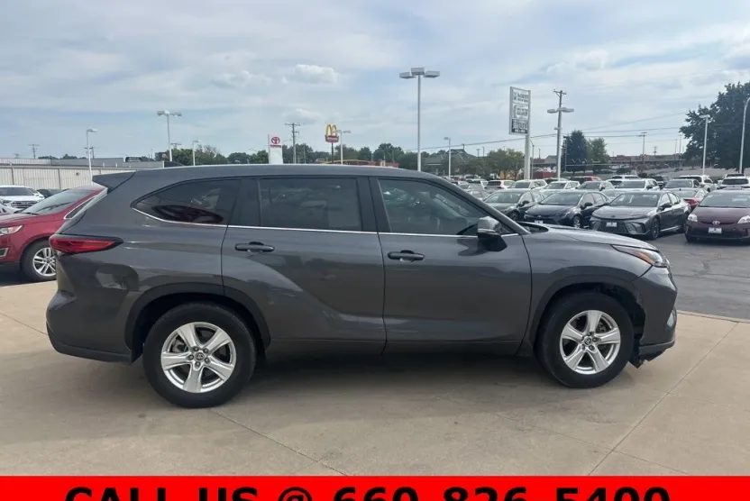 2023 Toyota Highlander LE photo 1