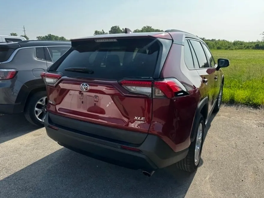 2021 Toyota RAV4 XLE photo 11