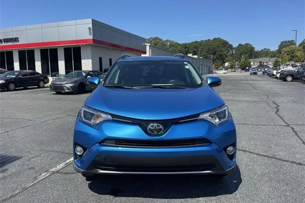 2017 Toyota RAV4 XLE photo 1