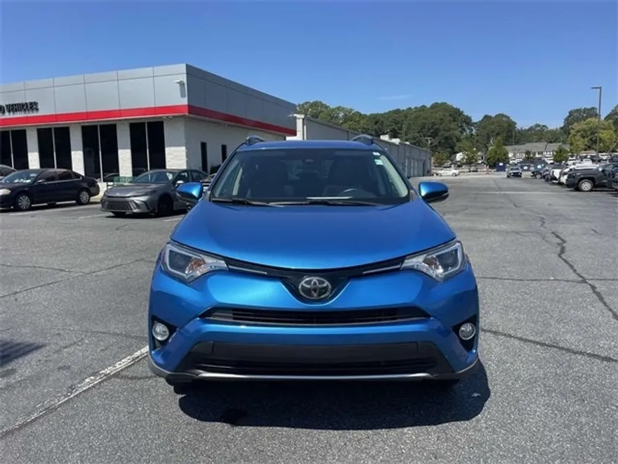 2017 Toyota RAV4 XLE photo 1