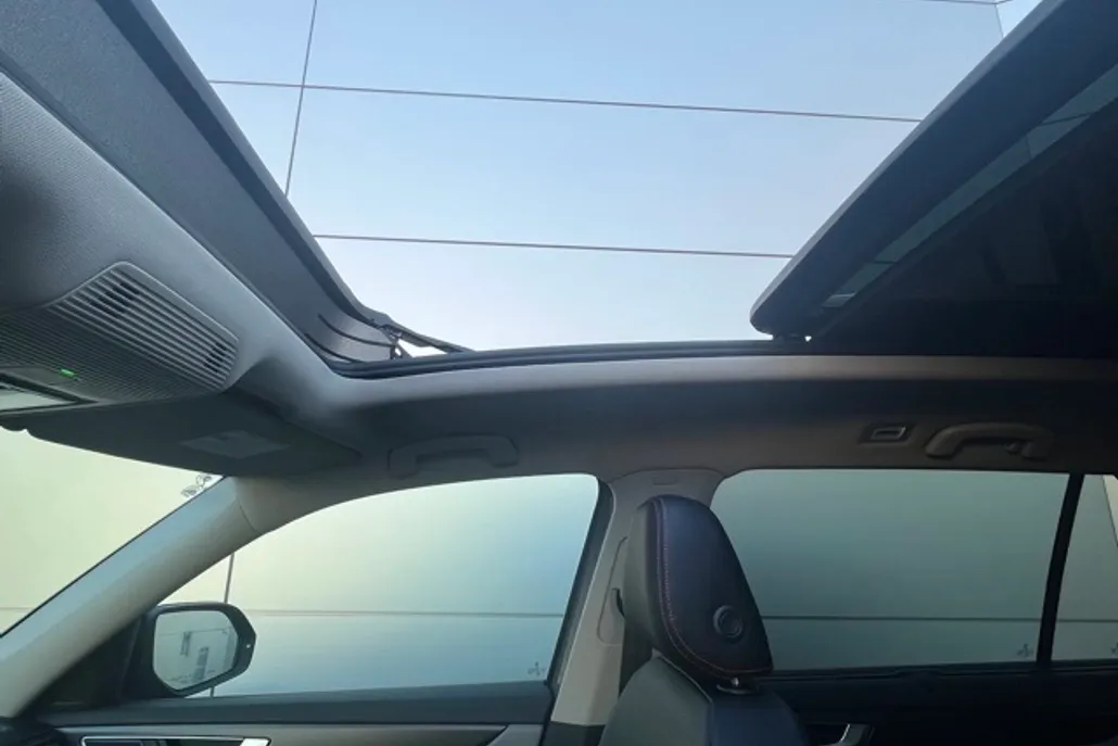 2025 Volkswagen Atlas Peak Edition SE photo 1