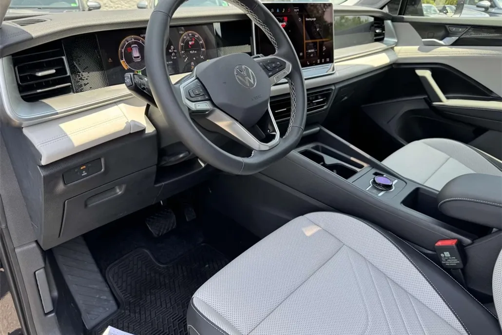 2025 Volkswagen Tiguan SE photo 1