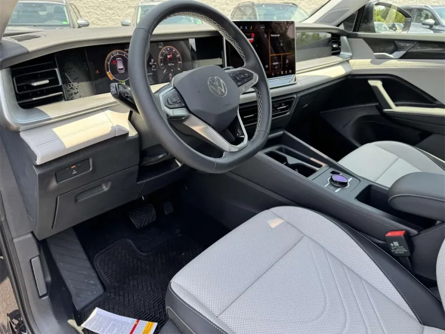 2025 Volkswagen Tiguan SE photo 1