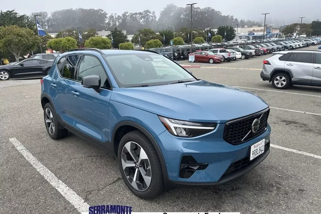 2024 Volvo XC40 Plus photo 1