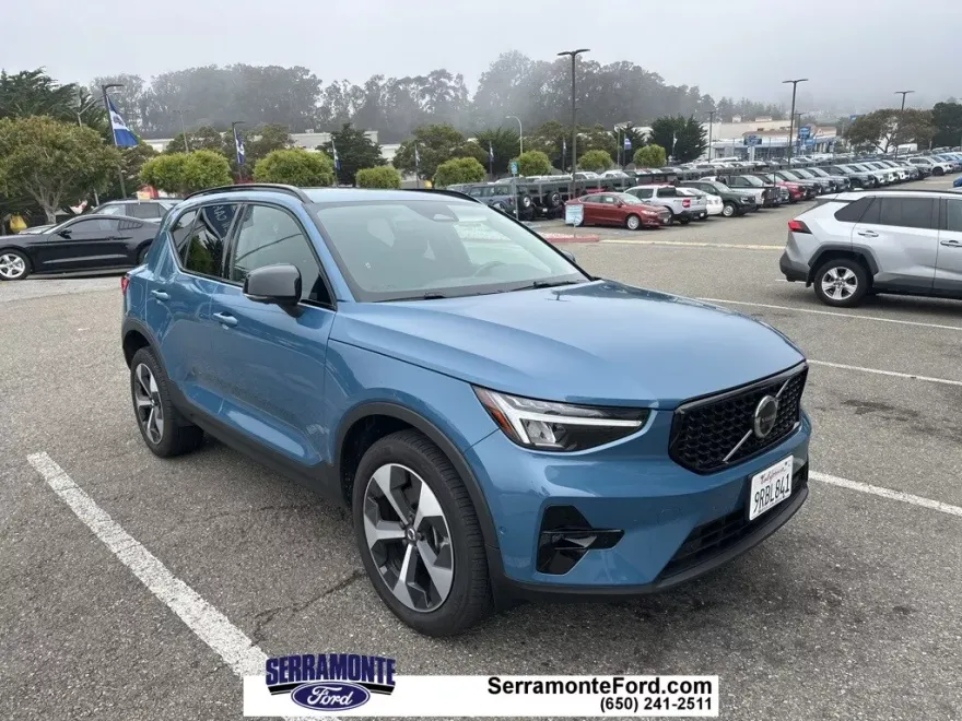 2024 Volvo XC40 Plus photo 1
