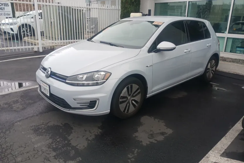2019 Volkswagen e-Golf SE photo 1