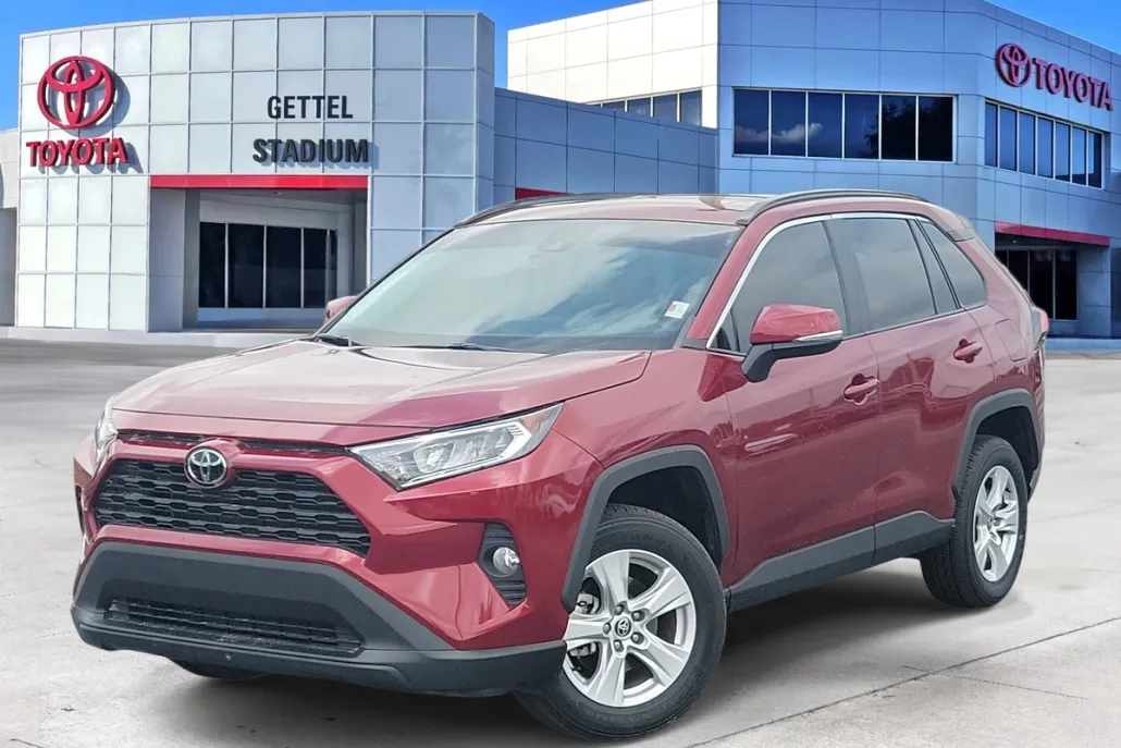 2021 Toyota RAV4 XLE photo 1