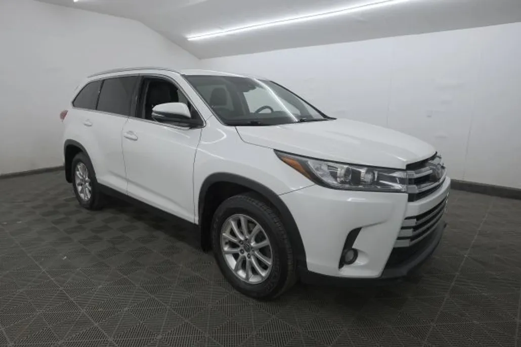 2019 Toyota Highlander XLE Sport photo 1